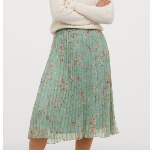 H&M Dresses & Skirts - BNWOT H&M Small flower pleated midi skirt
